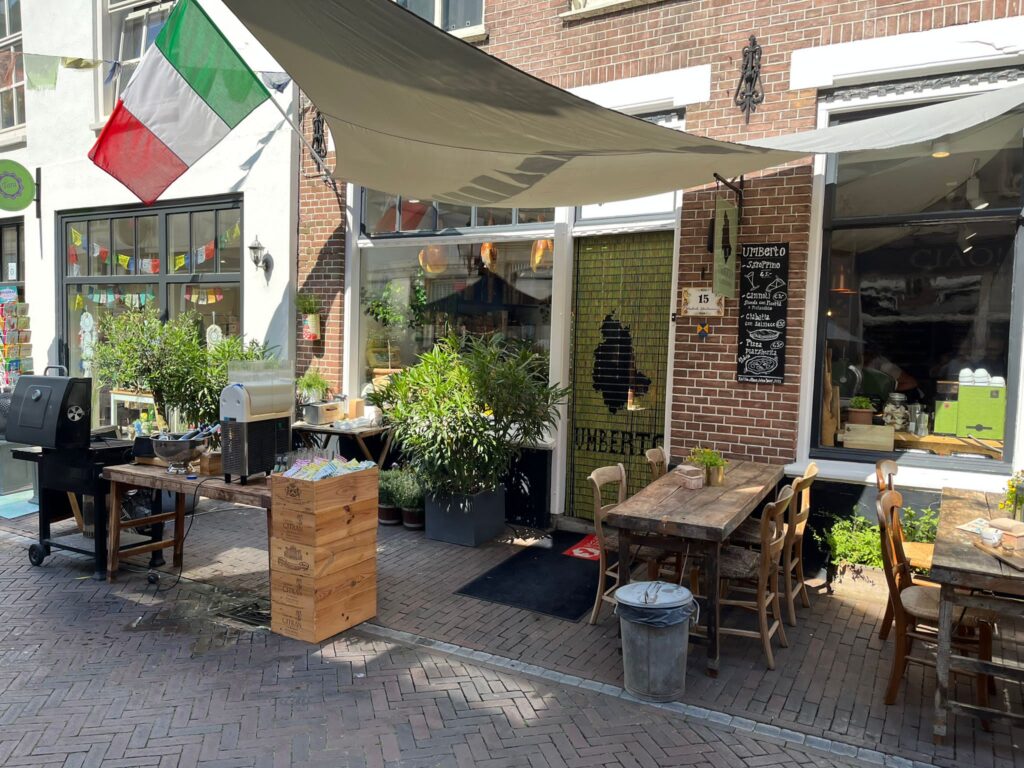 Voorzijde Umberto Gastronomia aan de Hondegatstraat in Harderwijk
