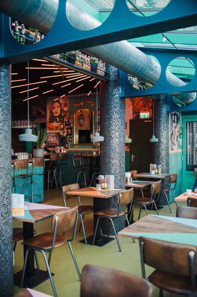 Het interieur van Holy Moly