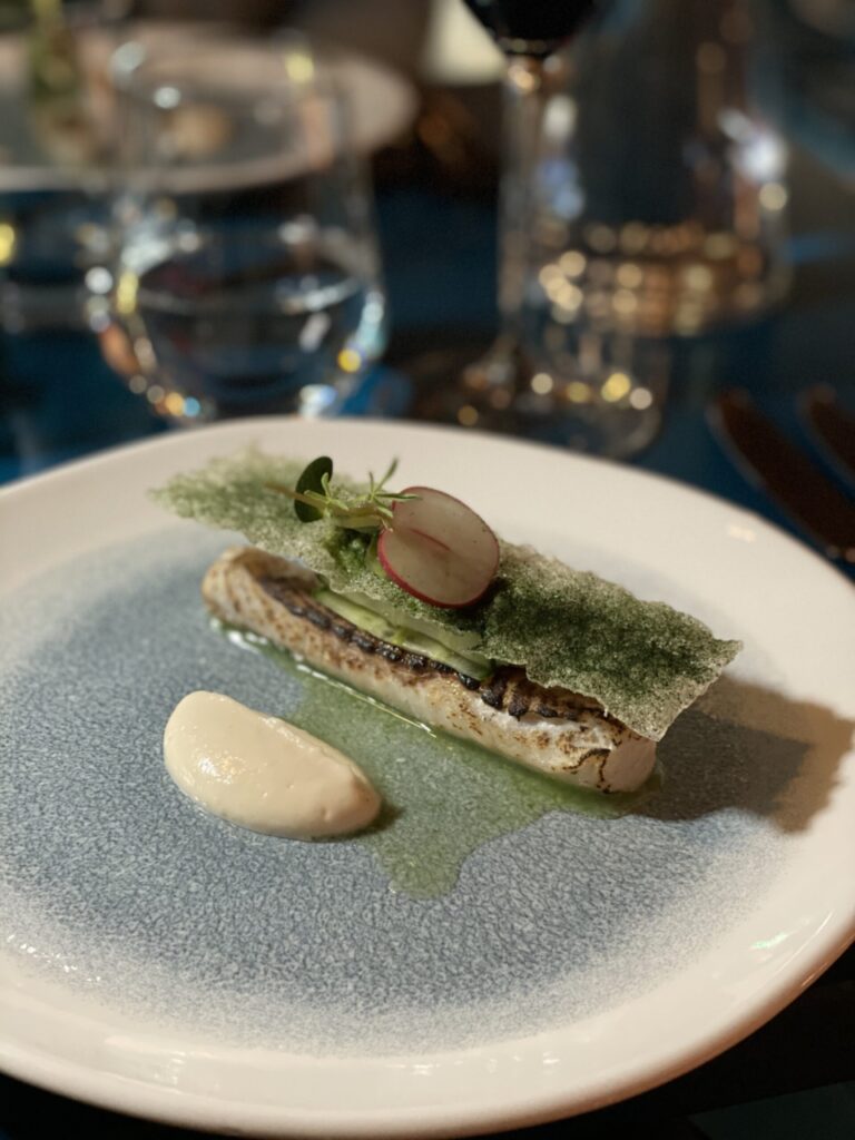 Bord met visgerecht bij Savage Harderwijk